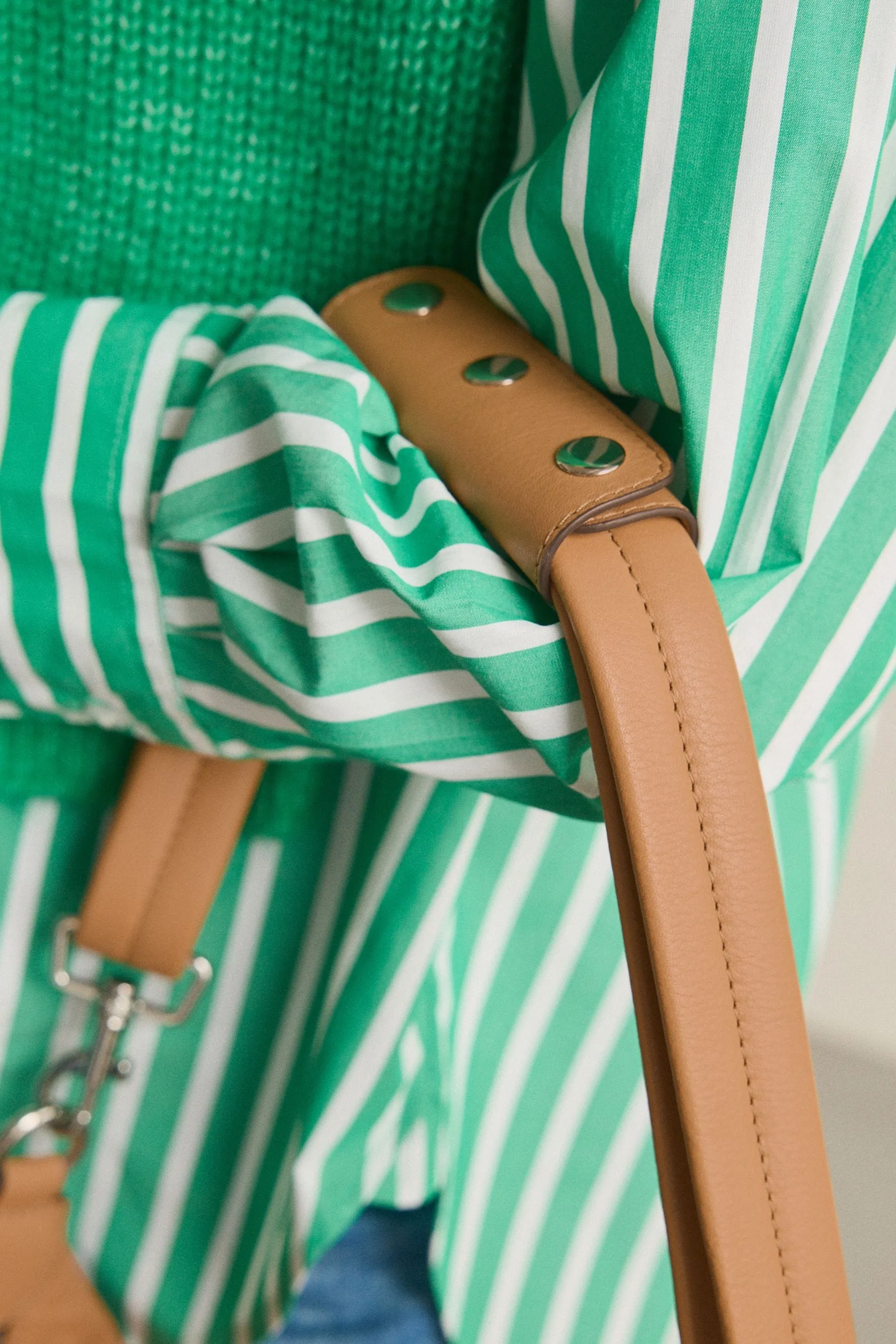Marrone chiaro   - Borsa a mano in pelle con tasca e zip